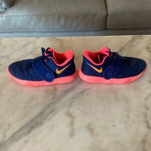Nike- size: youth 4:5, Kevin Durants signature shoe, condition: used.